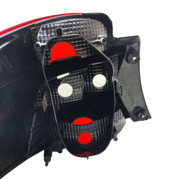 LANTERNA TRASEIRA DIREITA FORD KA HATCH 2017 A 2019 DETALHE - Imagem 2